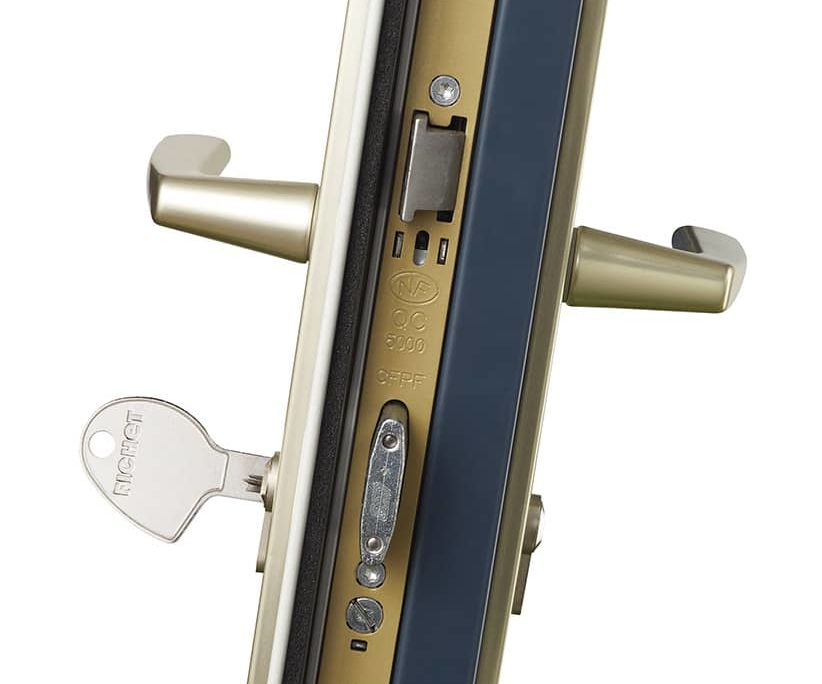 Porte Blindée Fichet avec une serrure certifiée A2P 1* à 3 pênes latéraux et un cylindre Fichet. Livrée avec 3 clés.
